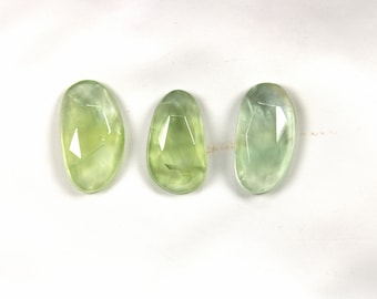3 piedras preciosas de prehnita verde claro con corte rosa: joyería con base plana