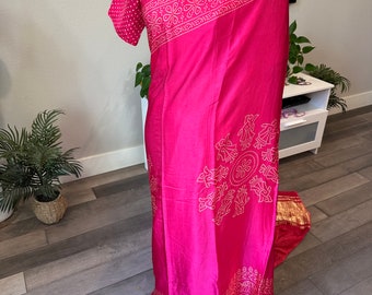 Maat 36-44, verstelbare gestikte blouse: Saree van zuivere gajji-zijde met bandhni-prints en lagda patti pallu | gajji zijden sari's online winkelen