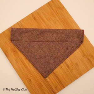 Peaky Paws Berry Red Herringbone Tweed Perro Bandana / Accesorios para perros
