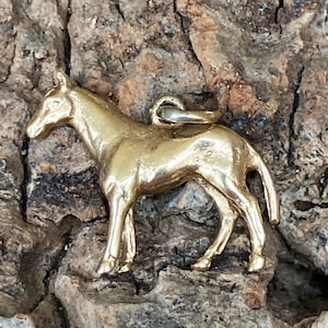 Vintage, 9 carat solid gold Horse charm/pendant.