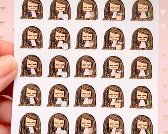 Puede incluir: Una hoja de pegatinas con ilustraciones de una mujer de cabello castaño en varias poses. La mujer sostiene un libro, una bolsa de compras, una taza de café y una bolsa de comestibles. El texto "okay plans" está escrito en la parte superior de la hoja.