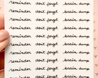 Könnte beinhalten: Ein Blatt mit transparenten Aufklebern mit dem Text "oky plans" oben. Die Aufkleber haben den Text "reminder don't forget brain dump" 13 Mal wiederholt.