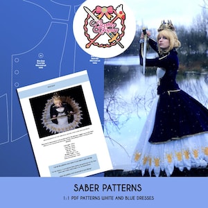Op de afbeelding: Een digitaal patroon voor een witte en blauwe jurk met een blauwe overschoot. Het patroon is voor een Saber cosplay-kostuum. De afbeelding toont een persoon die het voltooide kostuum draagt. De tekst op de afbeelding luidt "Saber Patterns 1:1 PDF Patterns White and Blue Dresses".