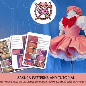 Könnte beinhalten: Ein rosa Sakura Cosplay-Kleid mit roter Schleife, Hut und weißen Akzenten. Das Bild enthält Musteranweisungen und den Text "SAKURA PATTERNS AND TUTORIAL". Das Tutorial umfasst Kleid, Hemd, Hut, Flügel, Krinoline, Petticoat, Bloomers und Schleifen.