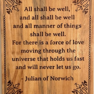 以下が含まれることがあります： ジュリアン・オブ・ノリッジによる「すべてはうまくいく...」という刻まれたテキストが特徴の木製プラーク。長方形のサインには装飾的なボーダーとコーナーアクセントがあります。木材は暖かく自然な色合いです。