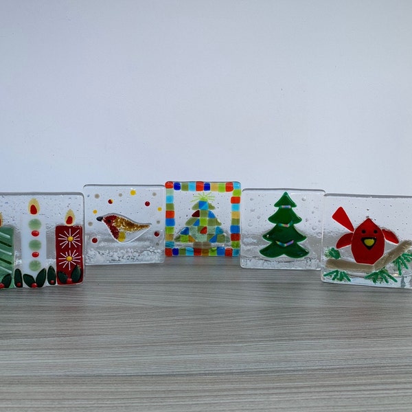 Large fused glass tealight with a Christmas theme 10 cm x 10 cm x 10 cm. Comes with a home made 8 cm round tealight + 1 spare. Five designs.