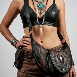 Puede incluir: Un bralette de cuero negro combinado con un collar de varias capas con piedras turquesas y un colgante de colmillo. Un bolso bandolera de cuero negro y marrón con herrajes metálicos, junto con una riñonera de cuero a juego.