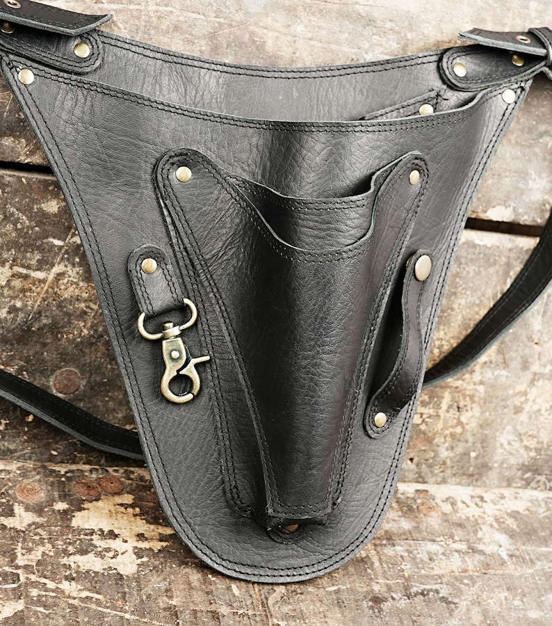 Belt Tool Bag - Worn around the waist to carry tools such as mallets, chisels, and scissors.