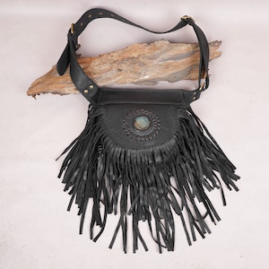 Bolso de cuero negro con volantes hecho a mano con correa ajustable, riñonera para festivales, bolso de viaje, cartera para pasaporte, llavero, regalo para mujer.