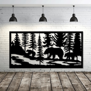 Puede incluir: Silueta en blanco y negro de tres osos caminando por un bosque. Los osos caminan en fila, con el oso más grande al frente. El bosque está lleno de árboles altos. La imagen es adecuada para usar como plantilla o archivo de corte.