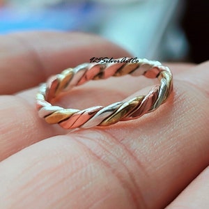 Bague en laiton et cuivre argenté, anneau spirituel, anneau de pouce, anneau de mélange de métaux, anneau en fil de fer torsadé martelé, petite bague, bague d'amitié, bague pour fille
