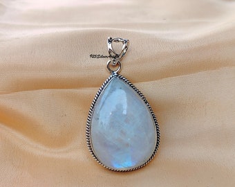 Pode incluir: Um pingente em forma de lágrima com uma pedra de lua branca engastada em prata de lei. O pingente tem uma delicada argola de prata para prender a uma corrente.