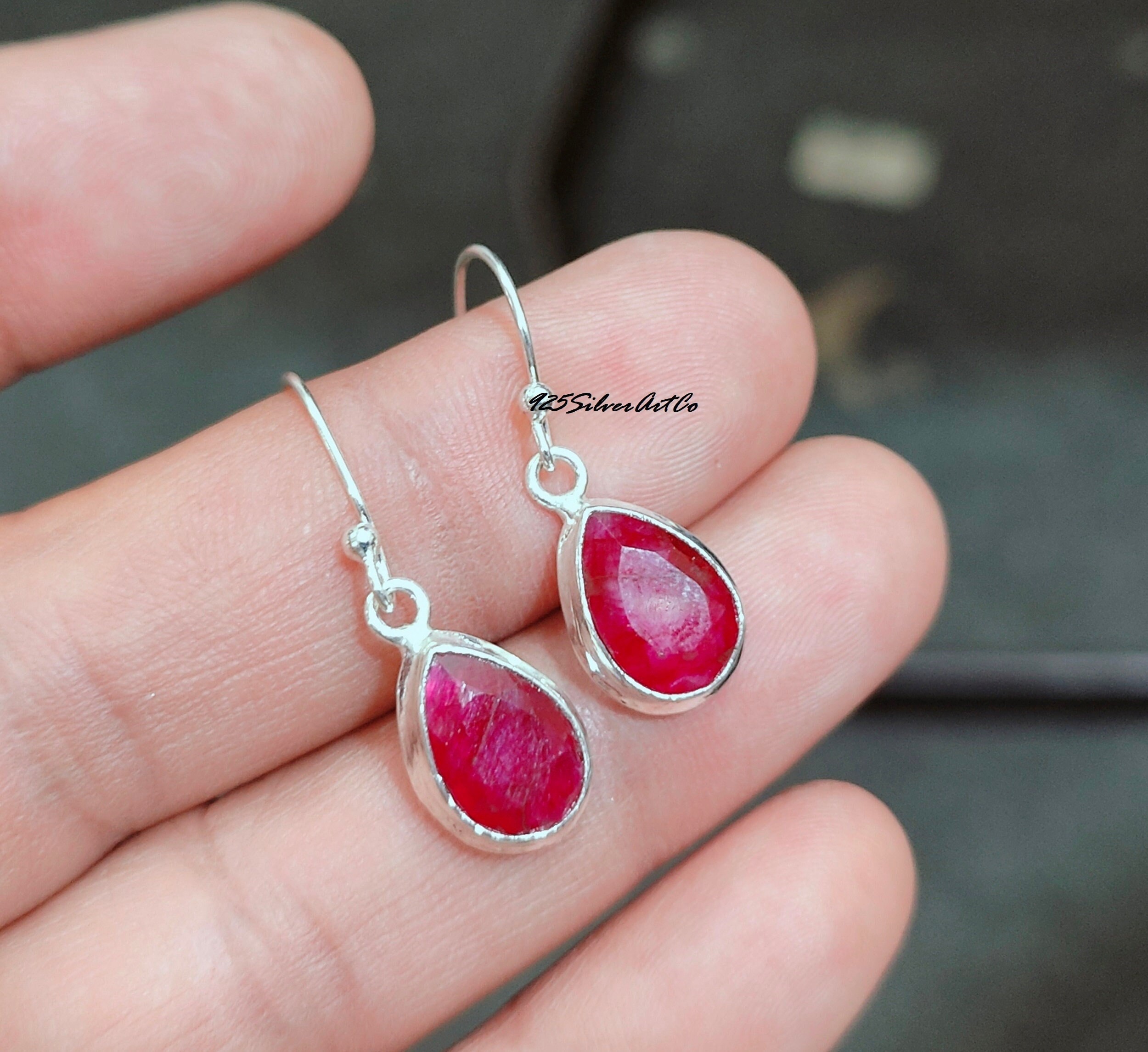 Orecchini pendenti in argento sterling con rubino a forma di pera, realizzati a mano: gioielli con pietra portafortuna - Italia