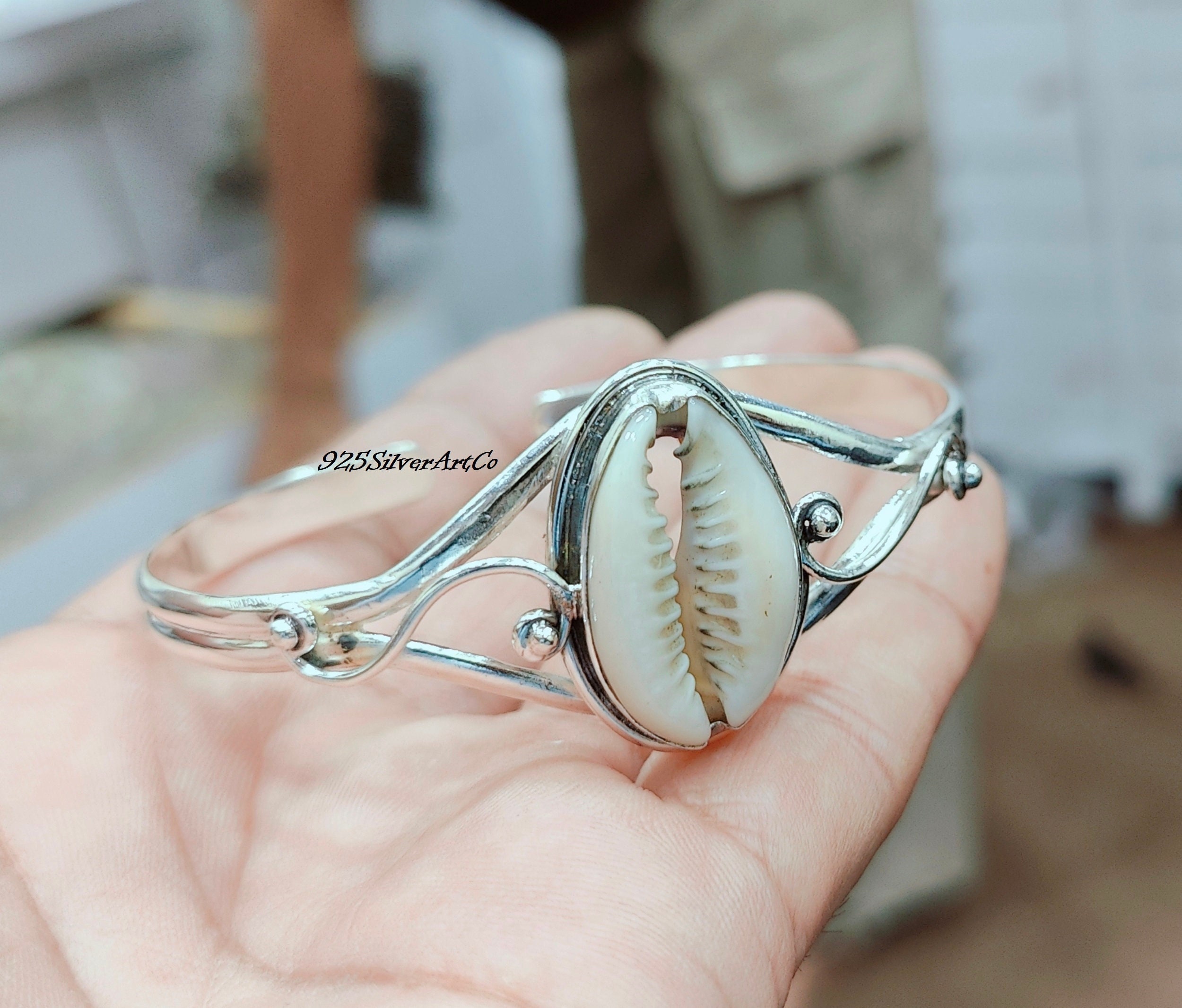 ハンドメイドのタカラガイのバングル：925スターリングシルバーの調節