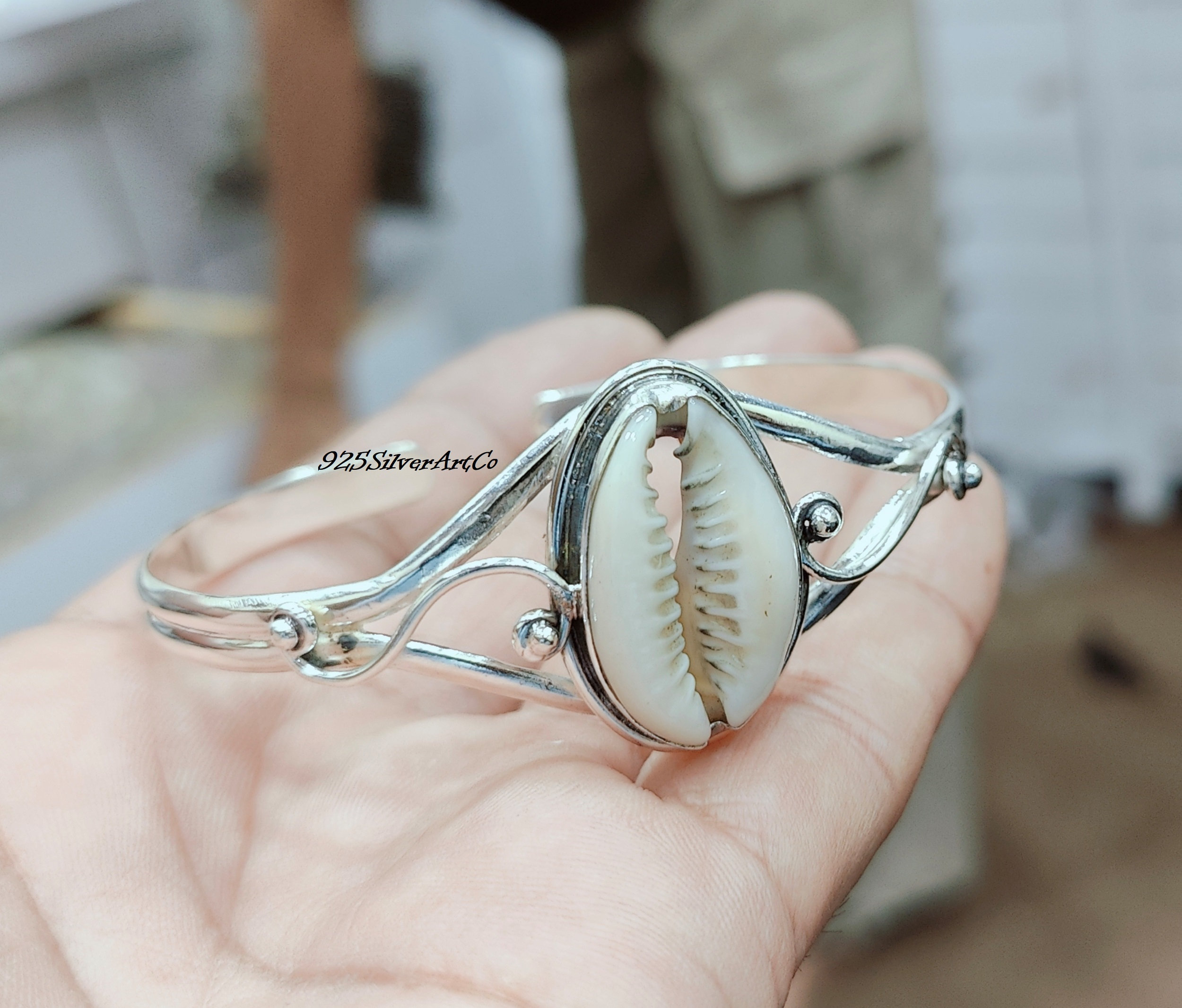 ハンドメイドのタカラガイのバングル：925スターリングシルバーの調節
