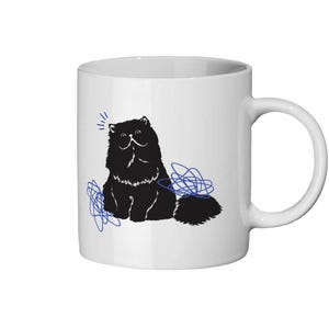 Könnte beinhalten: Weiße Keramiktasse mit einer schwarzen Silhouette einer Katze mit blauen Wirbeln drumherum.