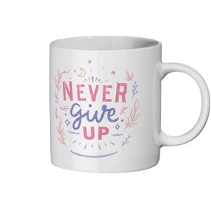 Może przedstawiać: Biały kubek ceramiczny z różowo-fioletowym wzorem z napisem "NEVER give UP" i kwiatowymi akcentami.