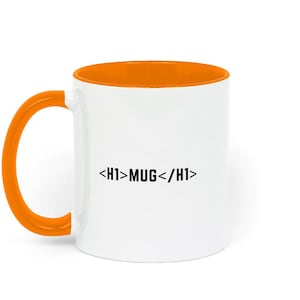 Könnte beinhalten: Weiße Keramiktasse mit orangefarbenem Rand und Henkel. Die Tasse hat den Text "<h1>MUG</h1>" auf der Vorderseite aufgedruckt.