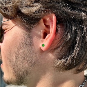 A 925 sterling silver men’s stud earring with a deep green stone, shown in close-up against a dark background. Minimalist and stylish, ideal for men’s everyday jewelry.