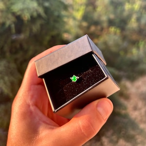 A 925 sterling silver men’s stud earring with a deep green stone, shown in close-up against a dark background. Minimalist and stylish, ideal for men’s everyday jewelry.