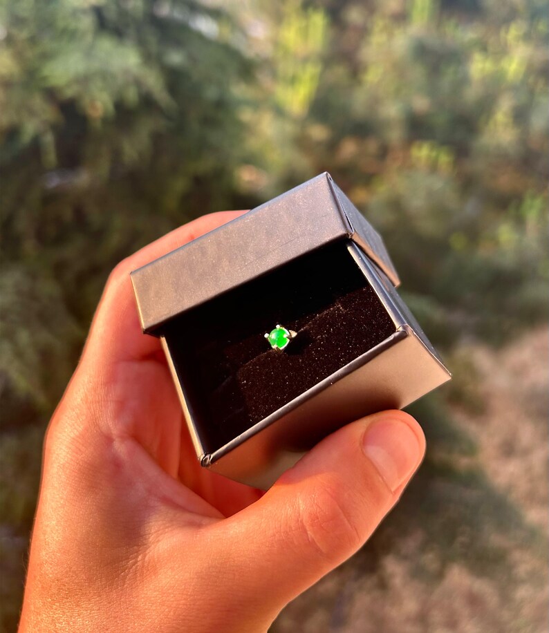 A 925 sterling silver men’s stud earring with a deep green stone, shown in close-up against a dark background. Minimalist and stylish, ideal for men’s everyday jewelry.
