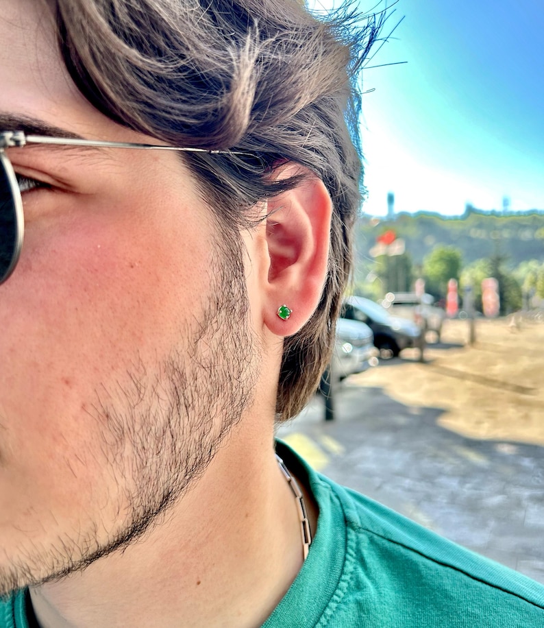 A 925 sterling silver men’s stud earring with a deep green stone, shown in close-up against a dark background. Minimalist and stylish, ideal for men’s everyday jewelry.
