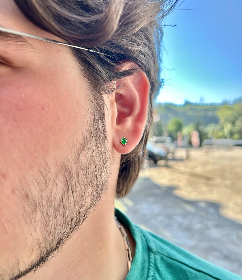 A 925 sterling silver men’s stud earring with a deep green stone, shown in close-up against a dark background. Minimalist and stylish, ideal for men’s everyday jewelry.