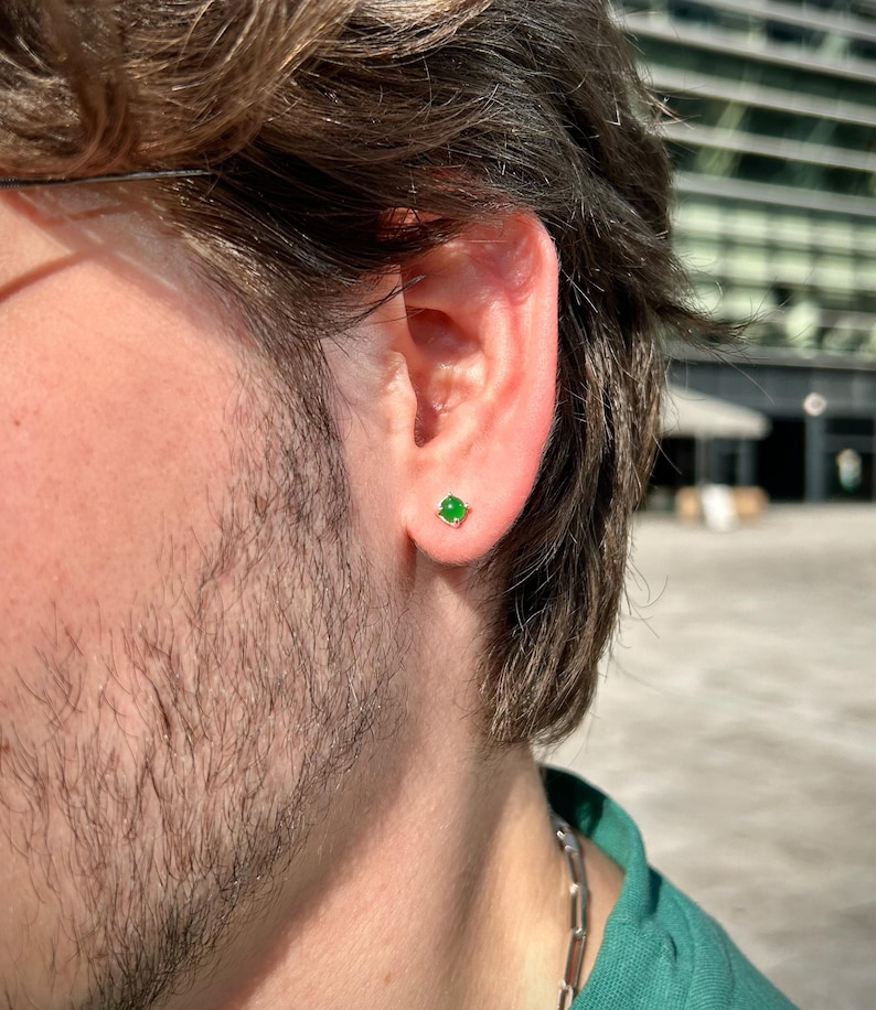 A 925 sterling silver men’s stud earring with a deep green stone, shown in close-up against a dark background. Minimalist and stylish, ideal for men’s everyday jewelry.
