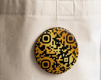QR-Code-Anstecknadel für Streiche und lustige Nachrichten, individuell scannbarer Button – Inhalt jederzeit änderbar