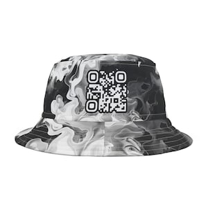 Könnte beinhalten: Ein schwarz-weißer Fischerhut mit einem wirbelnden, marmorierten Muster. Der Hut hat einen QR-Code auf der Vorderseite. Ein lässiges Accessoire, geeignet für Sonnenschutz oder Mode.
