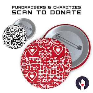 Può includere: Spille a bottone rosse e bianche con un motivo a cuore e un codice QR. Il testo "FUNDRAISERS & CHARITIES SCAN TO DONATE" è visualizzato in alto. Una mano con un cuore è nell'angolo in basso a destra.