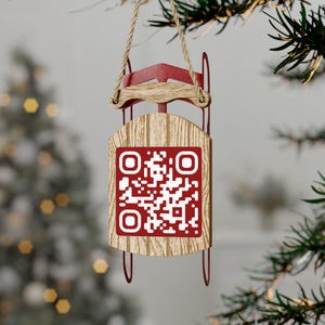 QRコード付きそり型オーナメント、カスタムデザインの素朴なクリスマスツリー装飾、スキー旅行のサプライズギフト、木製ファームハウス風オーナメント