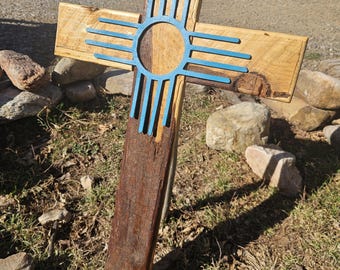 Cruz de madera con símbolo Zia turquesa