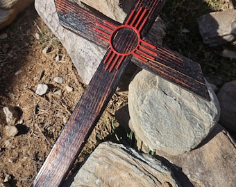 Cruz con símbolo zia rojo