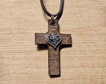 Cruz con corazón de plata