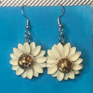 White Wildflower Dangly Earrings, White and Gold Earrings, Daisy Dangly Earrings, White and Gold Daisy Dangly Earrings, Wildflower Earrings