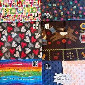 Op de afbeelding: Een collectie van zes stoffen stalen gelabeld JJ, KK, HH, LL, GG en MM. Patronen bevatten kleurrijke kattengezichten, kleine bloemenprints, rode en witte harten, een bruine kat met naaipatronen, regenboogstrepen en een noppenstof in blauw of roze.