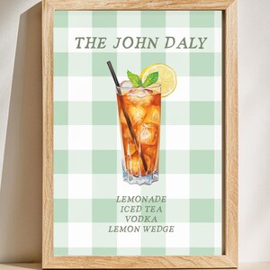 Pode incluir: Uma impress&atilde;o de arte imprim&iacute;vel com um fundo xadrez verde e branco. A impress&atilde;o apresenta um copo de ch&aacute; gelado com uma fatia de lim&atilde;o e um canudo. O texto "THE JOHN DALY" est&aacute; no topo da impress&atilde;o. Abaixo do copo de ch&aacute; gelado, o texto diz "LEMONADE ICED TEA VODKA LEMON WEDGE".