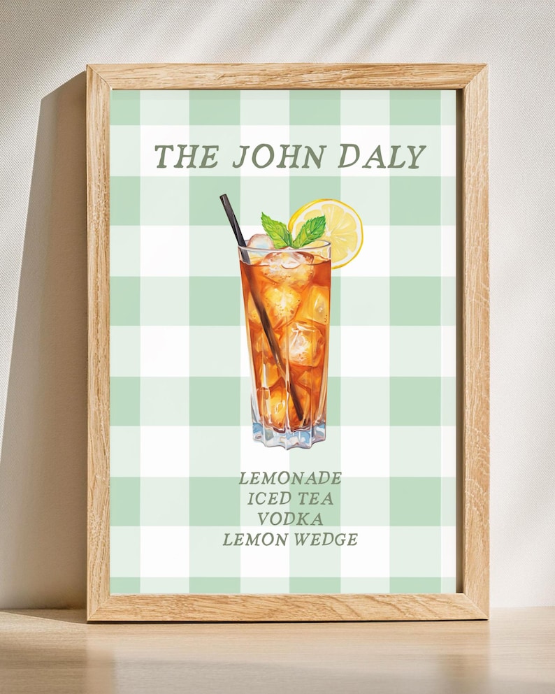 Pode incluir: Uma impress&atilde;o de arte imprim&iacute;vel com um fundo xadrez verde e branco. A impress&atilde;o apresenta um copo de ch&aacute; gelado com uma fatia de lim&atilde;o e um canudo. O texto "THE JOHN DALY" est&aacute; no topo da impress&atilde;o. Abaixo do copo de ch&aacute; gelado, o texto diz "LEMONADE ICED TEA VODKA LEMON WEDGE".