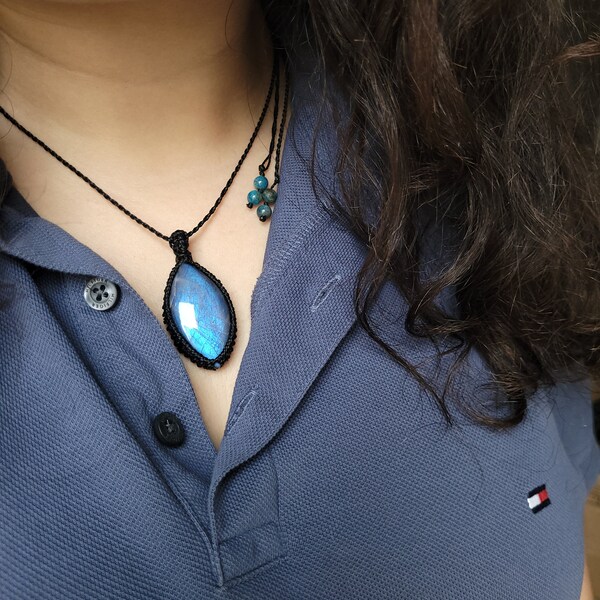 Collier réglable labradorite bleue micro macramé & pierre naturelle