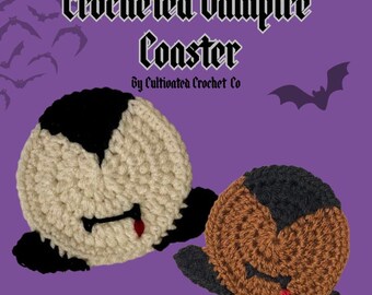 Può includere: Sottobicchieri a forma di vampiro all'uncinetto in beige e marrone, ciascuno con dettagli neri e una goccia di sangue rosso. I sottobicchieri sono rotondi con un design a pipistrello vampiro. Il testo "Crocheted Vampire Coaster" è in alto.