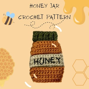Könnte beinhalten: Ein Häkelmuster für ein Honigglas. Das Glas ist braun mit einem grünen Deckel und einem weißen Band mit der Aufschrift "HONEY". Eine Cartoon-Biene und die Worte "HONEY JAR CROCHET PATTERN" stehen oben.