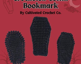 Può includere: Tre segnalibri a forma di bara all'uncinetto neri sono mostrati su uno sfondo rosso. Il testo "Crocheted Coffin Bookmark" e "By Cultivated Crochet Co." sono in alto. Un segnalibro ha un bordo smerlato.