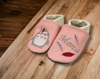 Krabbelschuhe mit Name personalisiert, Lauflernschuhe in bester Qualität aus echtem Leder für Baby Mädchen, Pinguin Boho mit kleinen Federn