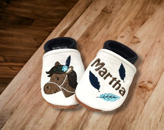 Krabbelschuhe mit Name personalisiert, Lauflernschuhe in bester Qualität aus echtem Leder für Baby Mädchen, Pferde mit kleinen Federn