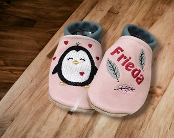 Krabbelschuhe mit Name personalisiert, Lauflernschuhe in bester Qualität aus echtem Leder für Baby Mädchen, Pinguin Boho mit Herzen