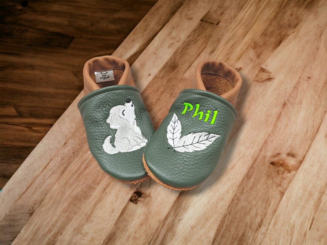 Krabbelschuhe mit Name personalisiert, Lauflernschuhe in bester Qualität  aus echtem Leder, Hausschuhe Junge, Wolf mit großen Federn Österreich