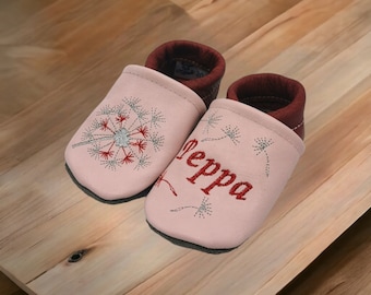 Chaussons en cuir bio avec prénoms pour bébés et enfants (chaussures rampantes éco Lederpatscherl) cadeau pissenlit pour naissance et baptême fille garçon