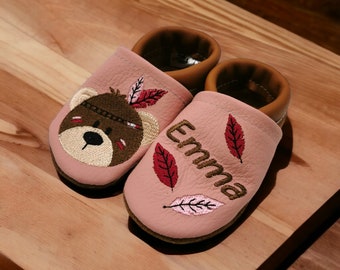 Bio Lederpuschen mit Namen für Baby und Kinder (Öko Krabbelschuhe Lederpatscherl) Indianer Bär Geschenk Geburt Taufe Mädchen Bub