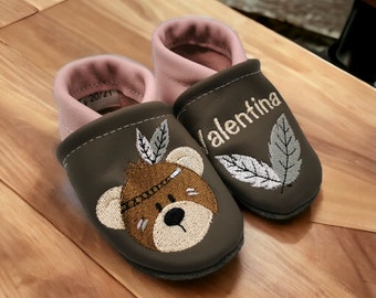 Bio Lederpuschen mit Namen für Baby und Kinder (Öko Krabbelschuhe Lederpatscherl) Indianer Bär Geschenk Geburt Taufe Mädchen Bub